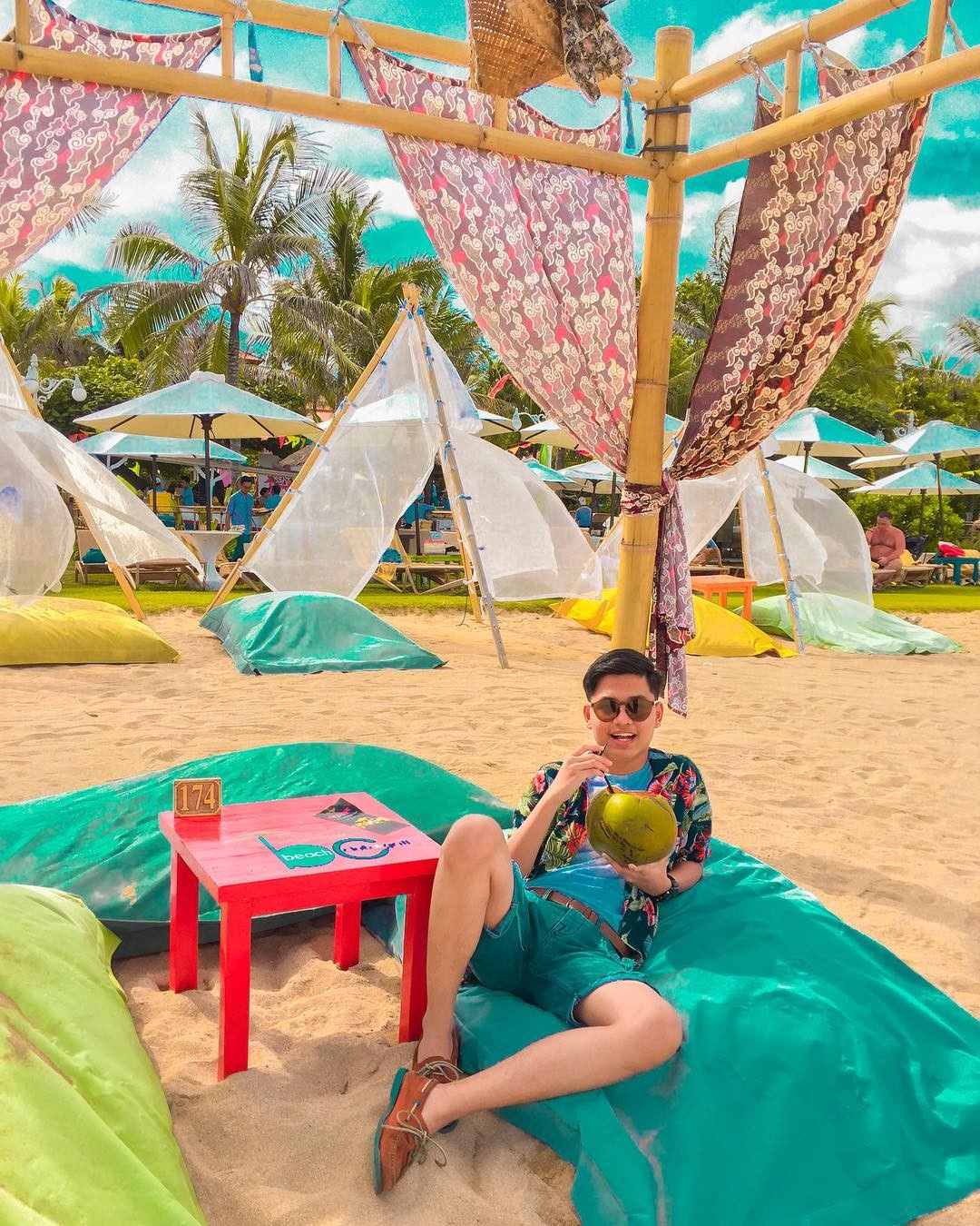 Seorang pengunjung yang sedang bersantai di Mengiat Beach